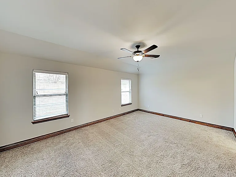 404 Charles Ct — Photo 10