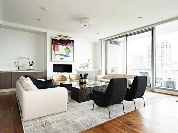 3130 N Harwood St, Dallas, TX 75201