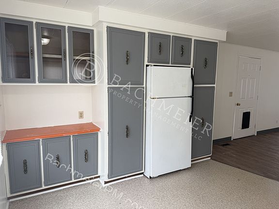 3rd image of 2918 NE Riverside Ave Space C