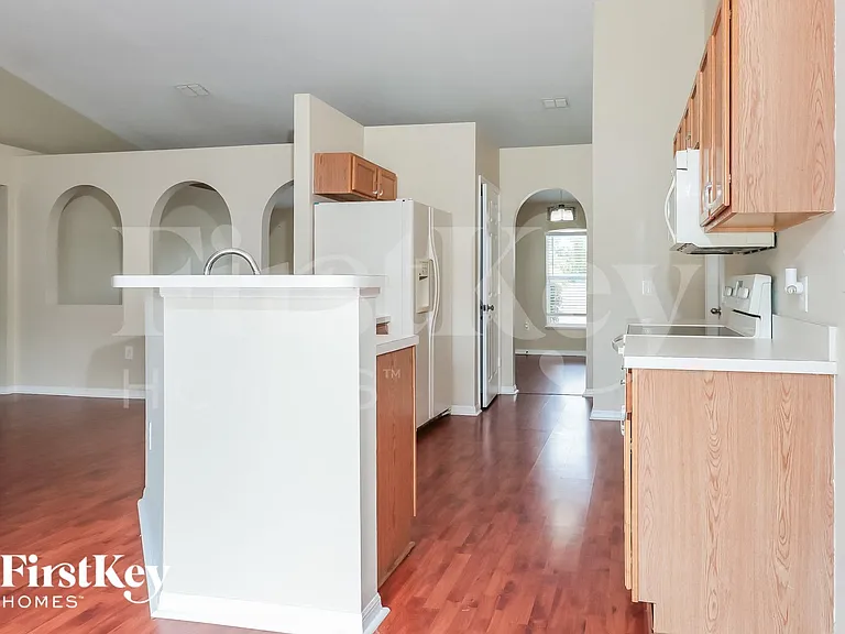 1438 SW Paar Dr — Photo 6