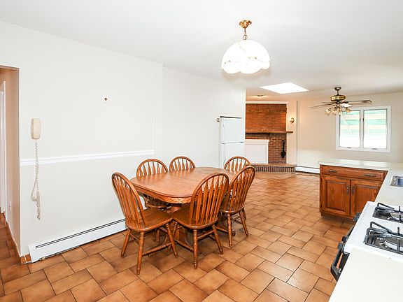 5th image of 17 Broadmoor Ln Floor 1