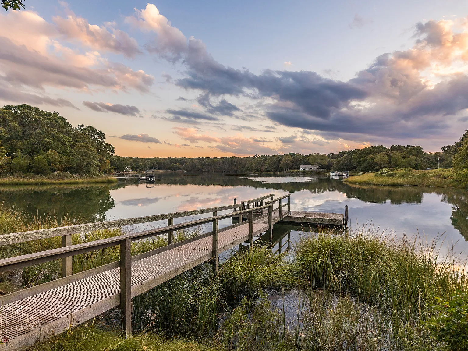Southampton Cove Waterfront Living with Dock — Photo 4