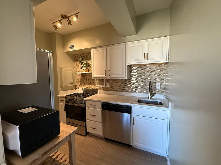 Recently-renovated kitchen with top-line appliances and optional under-cabinet lighting.