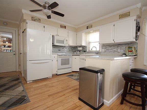 5th image of 1220 E Osterhout Ave