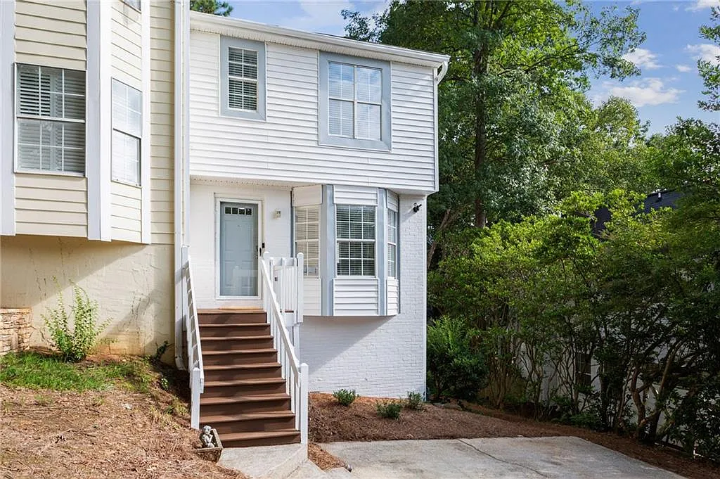 3 bed, 3.5 bath, 1838 sqft, $2,600 — Photo 2
