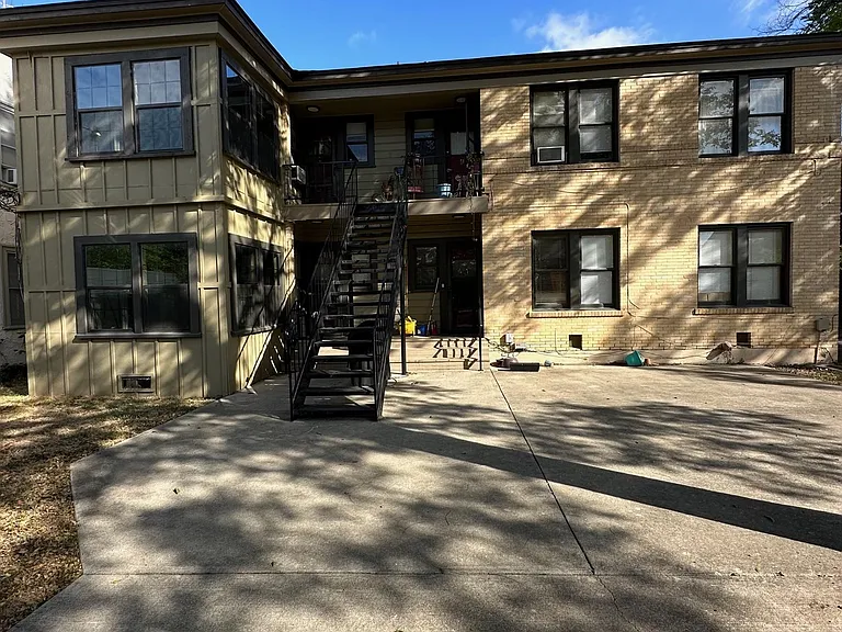 414 W Kings Hwy #4 — Photo 2