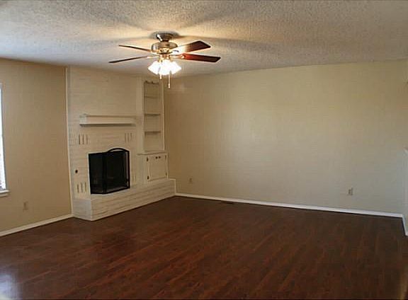 Fresh paint, laminate floor & gas logs