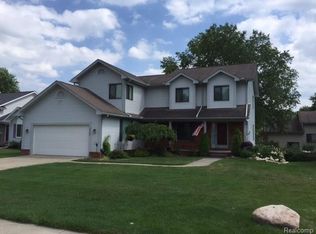 2487 Lansbury Dr, Waterford, MI