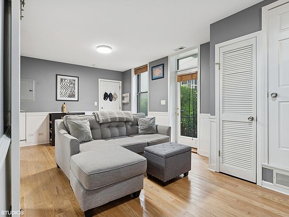 3rd image of 1920 W Dickens Ave #1F