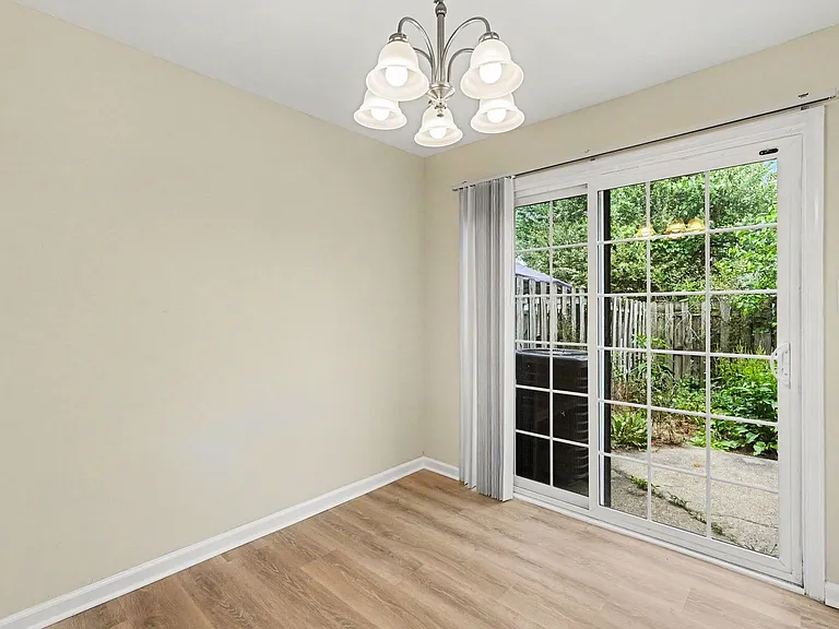 319 Brock Sq — Photo 6