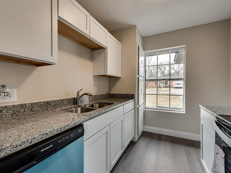 1114 Anthony Dr — Photo 3