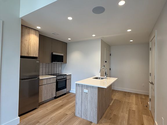 5th image of 91 Bruckner Blvd #605