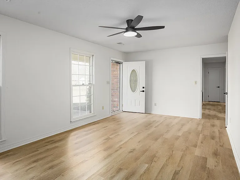 338 Travis Dr — Photo 5