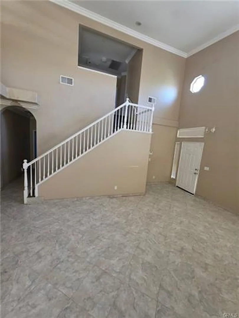 Spacious Home — Photo 2