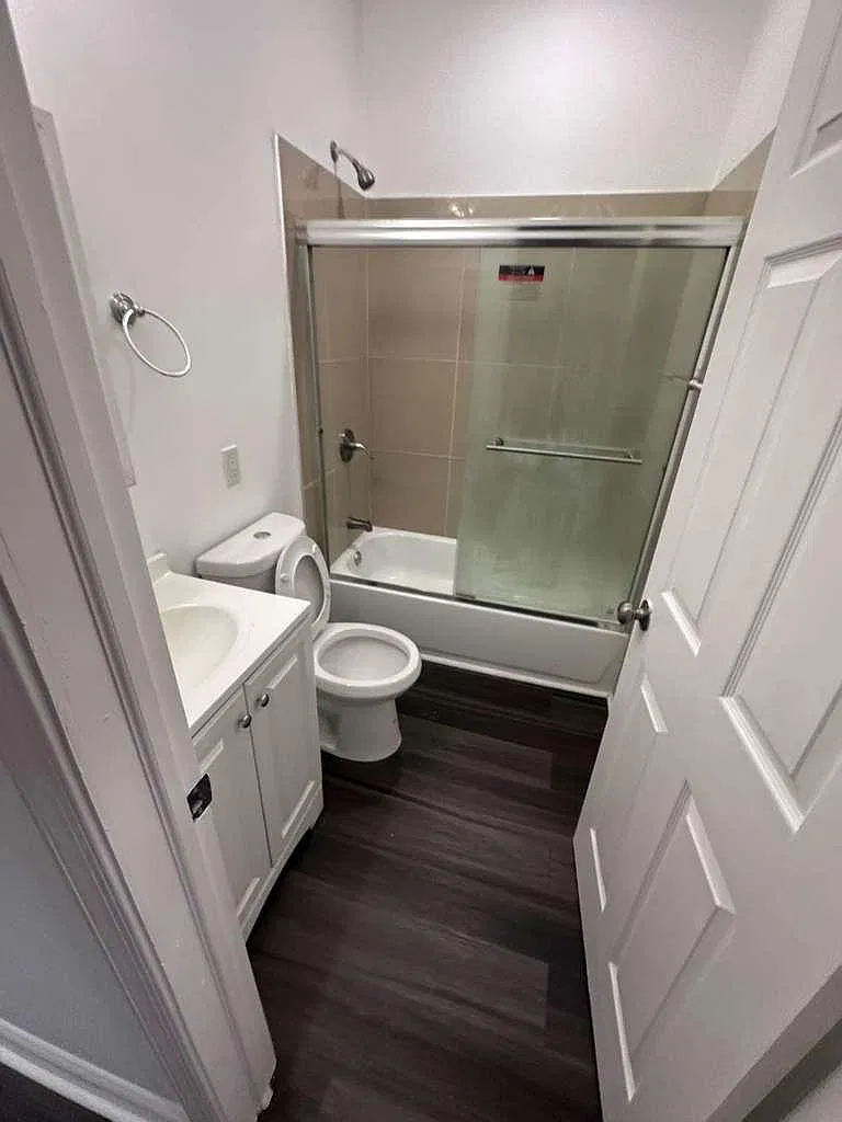 5 bed, 2400 sqft, $2,600 — Photo 2