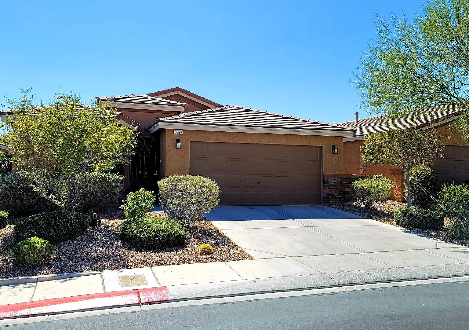8327 Spectacle Reef Ave - 3bedrooms, 2.5 bathroom, 1928 SQFT — Photo 2
