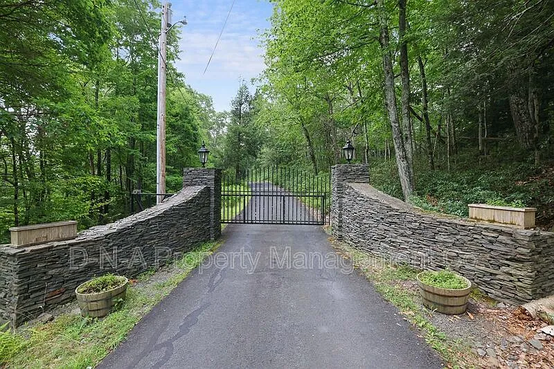 7 bed, 6.0 bath, 6331 sqft, $8,000 — Photo 2