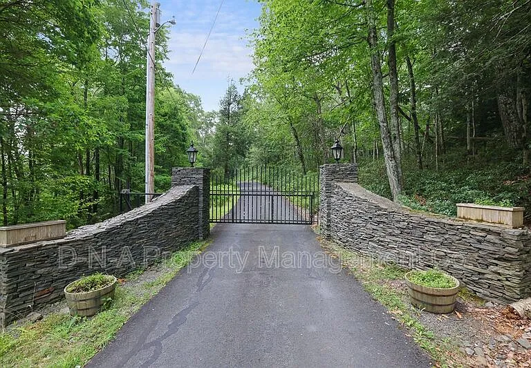 133 Montanesca Rd — Photo 2