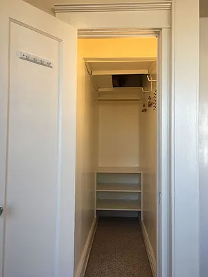 Rented by Zikos Realty Services | media 29