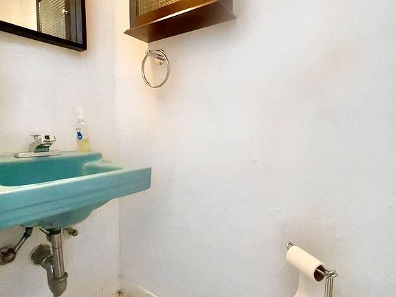 4th image of 222 E 11th St APT 4