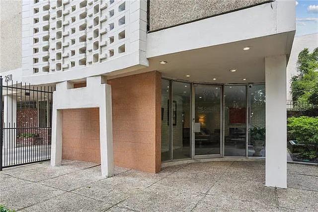 Building Photo - 2511 Saint Charles Ave #302
