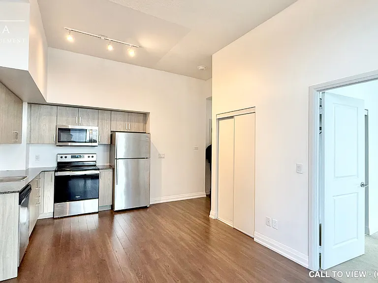 20 Meadowglen Pl #824 — Photo 3