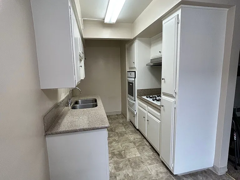 260 N Oak Ave #3 — Photo 3