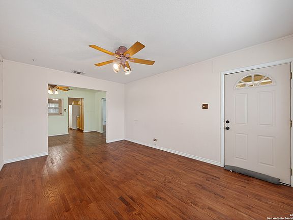 4th image of 215 S Hackberry Ave
