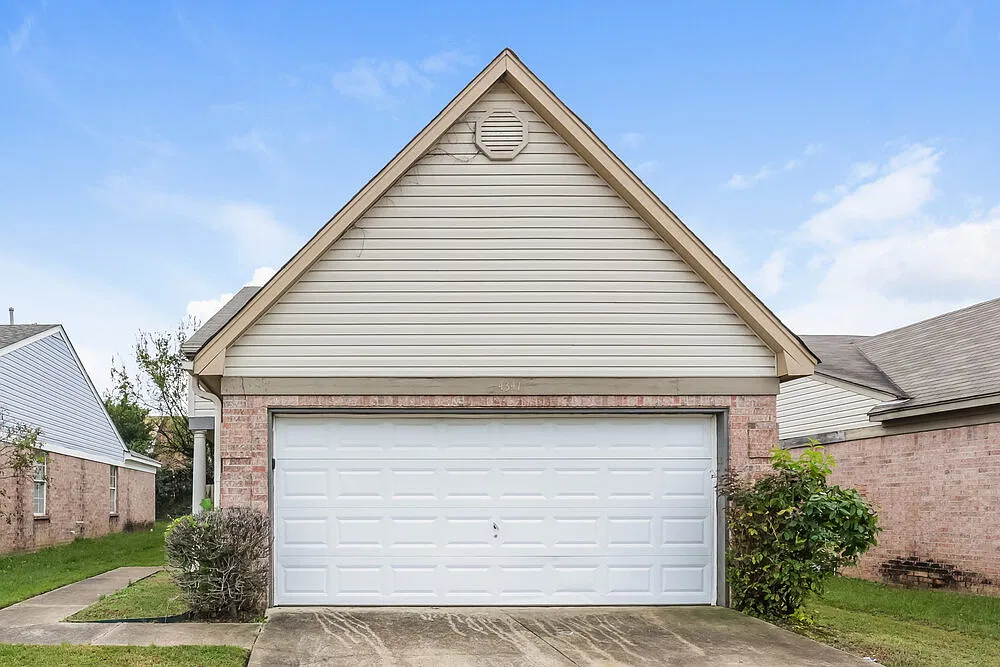 3 bed, 2.5 bath, 1678 sqft, $1,925 — Photo 1