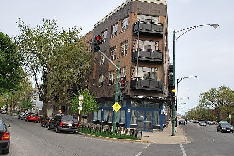 1st image of 2143 W Wellington Ave Unit 304