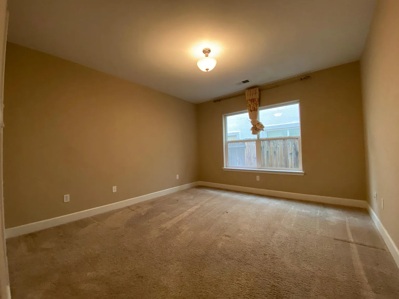 4 bed, 3460 sqft, $3,350 — Photo 2
