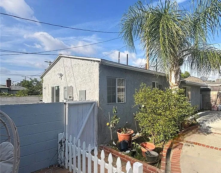 8854 Dorrington Ave — Photo 3