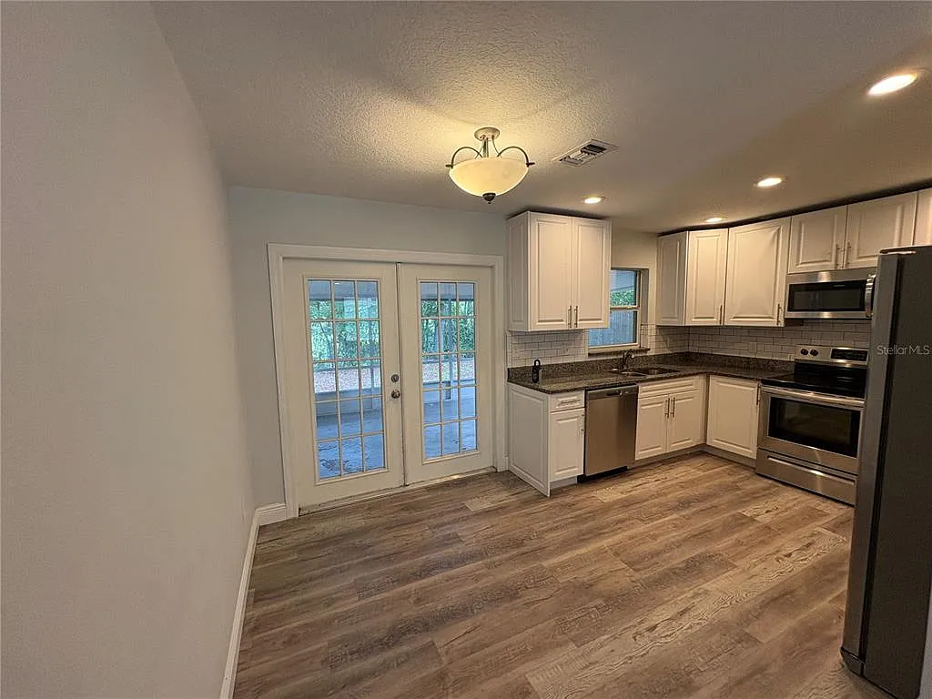 3 bed, 1.5 bath, 1050 sqft, $2,200 — Photo 3