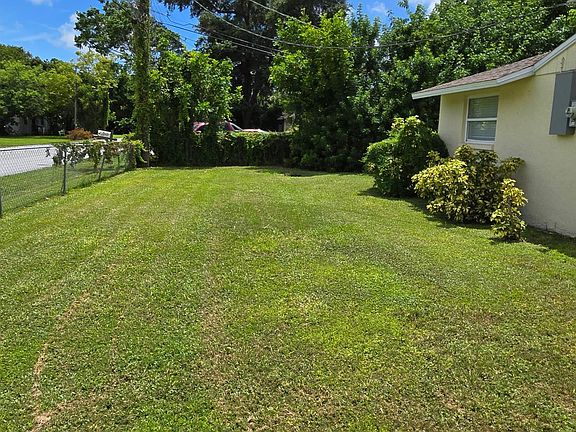 Large, Fully Fenced Back Yard