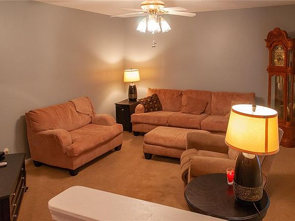 3rd image of 7865 Sharon Dr