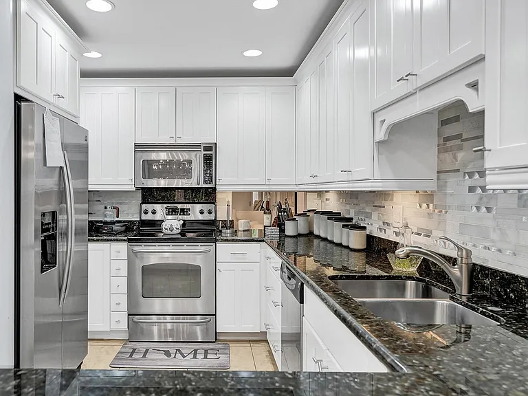702 Saint Albans Dr #702 — Photo 8