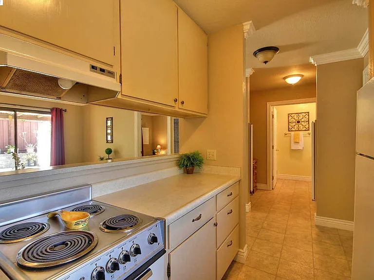 Kitchen with Breakfast counter.
