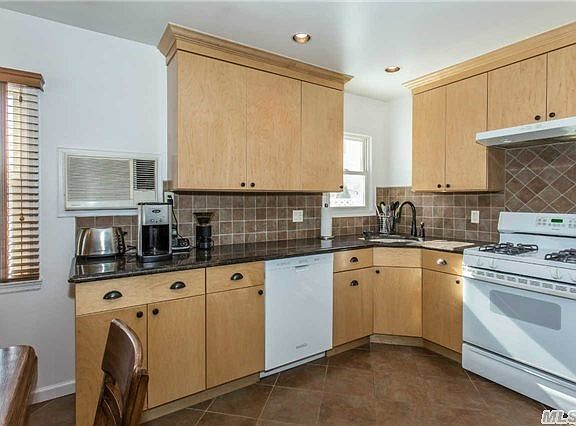 5th image of 204 Stephen St