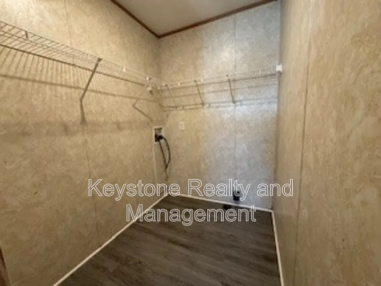 815 Monroe Ln — Photo 7