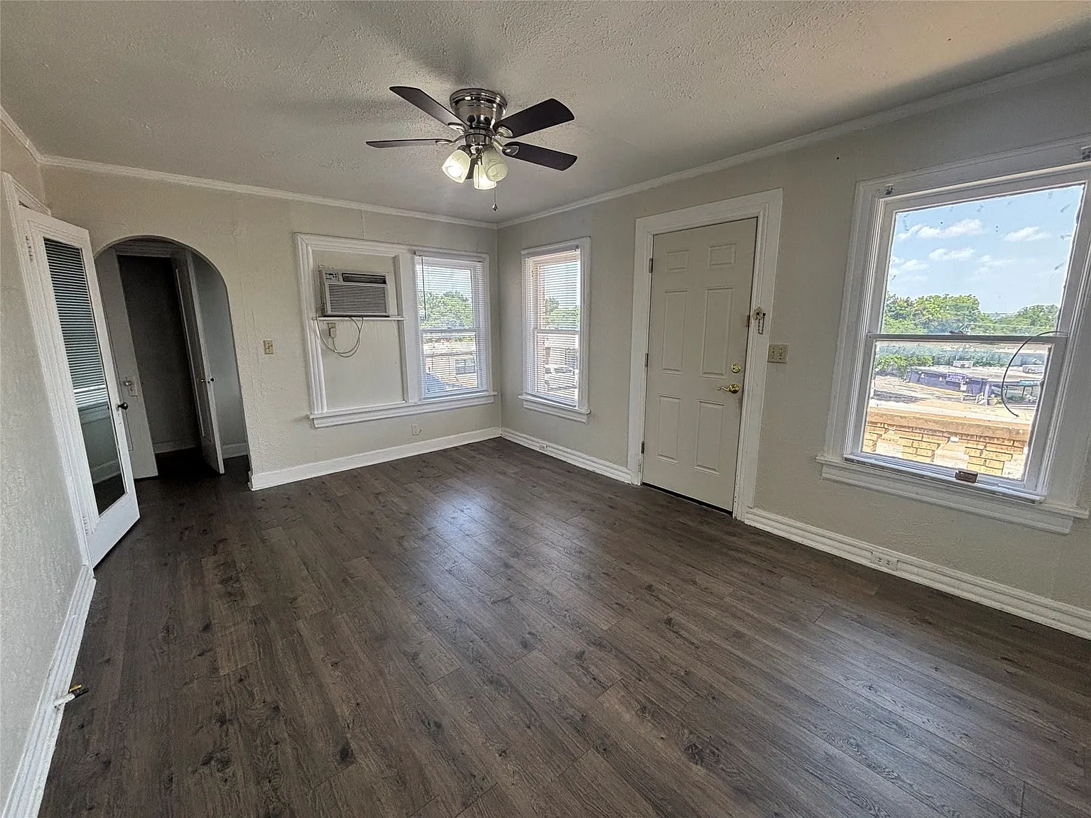 1 bed, 1.0 bath, 325 sqft, $885 — Photo 4