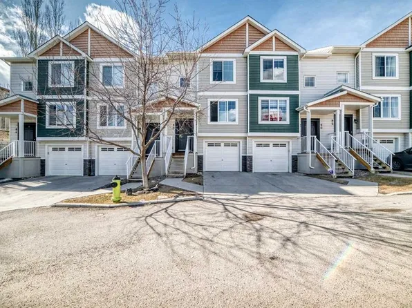 88 E Pantego Ln NW, Calgary, AB T3K 0T1