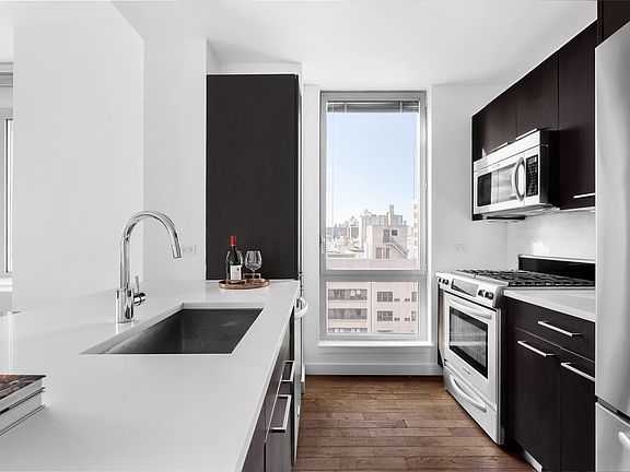 3rd image of 321 W 110th St APT 8D