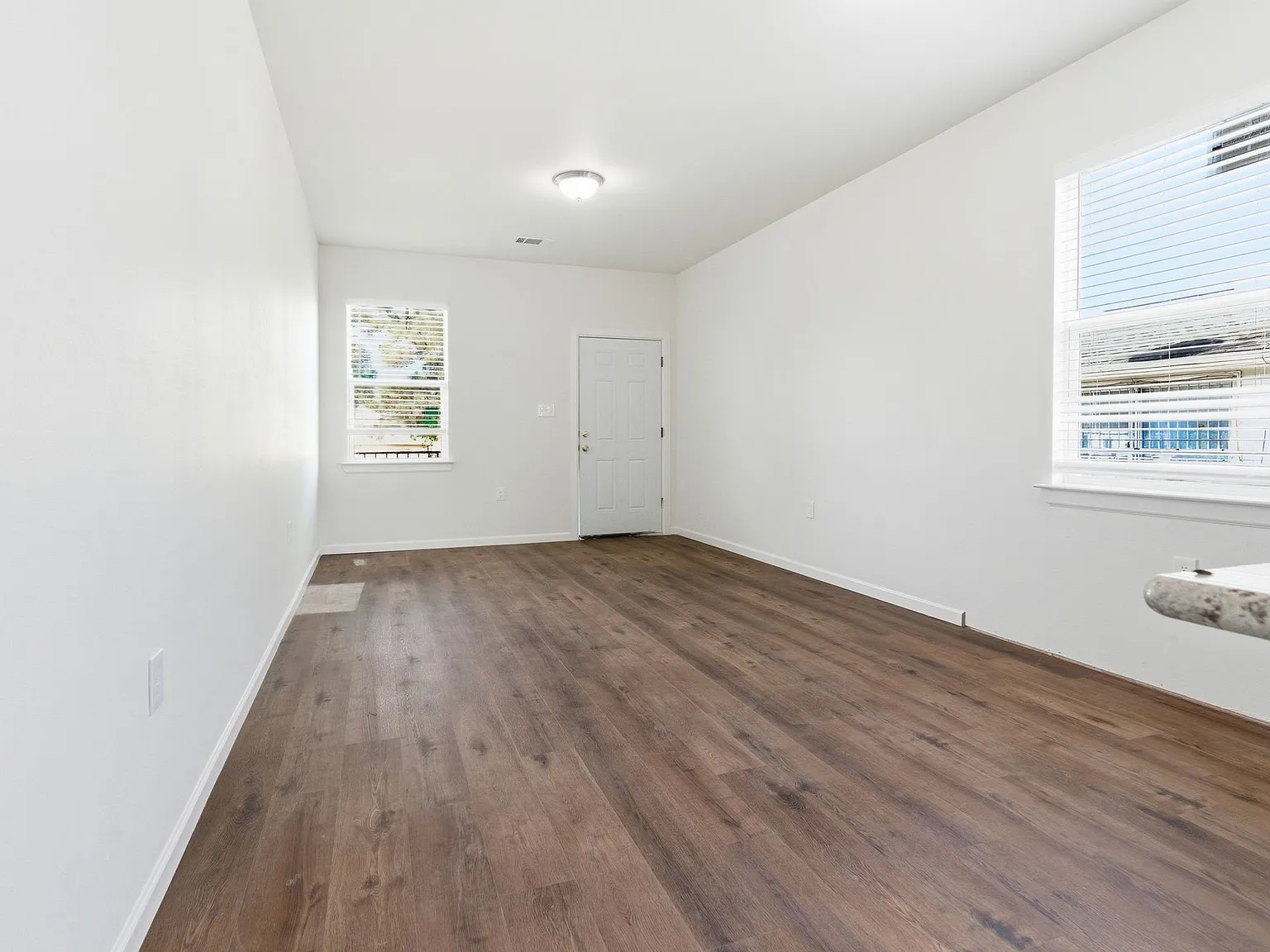 3 bed, 2.0 bath, 1020 sqft, $1,800 — Photo 3