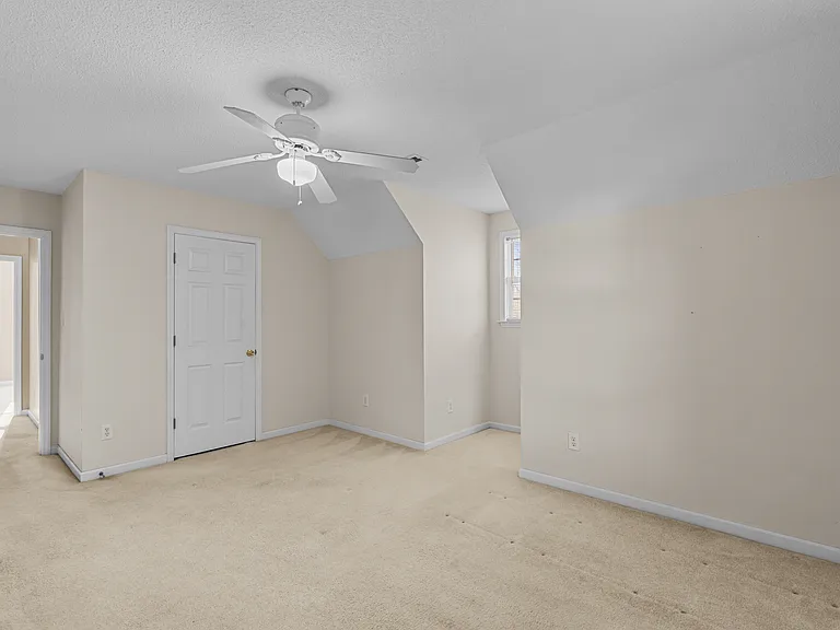 4035 Lenora Dr — Photo 11