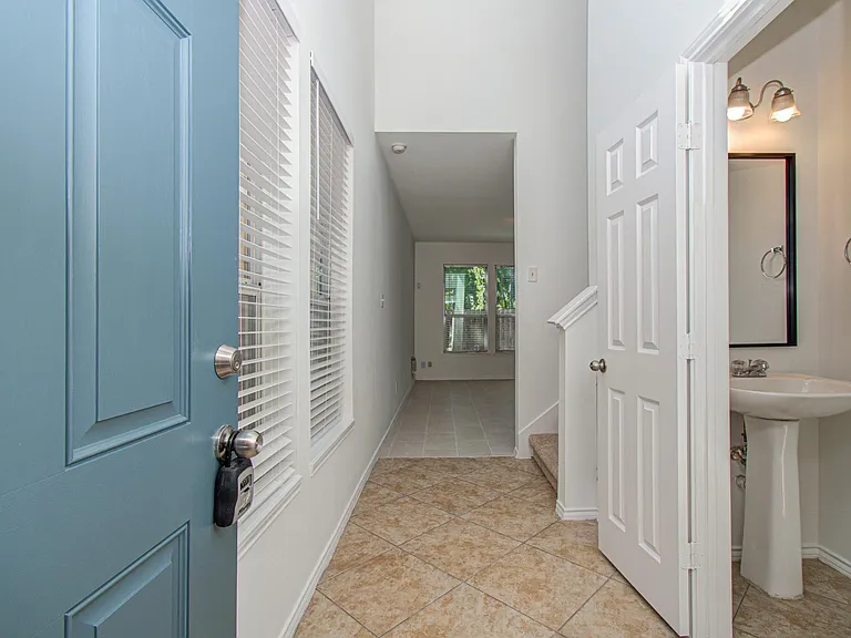 743 Hallsleigh Ln — Photo 8