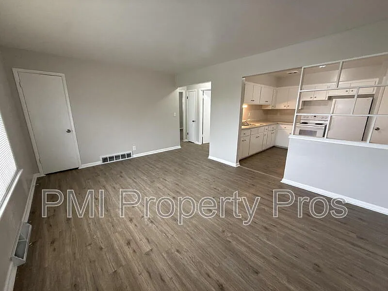 2 bed, 1.0 bath, 816 sqft, $1,140 — Photo 2
