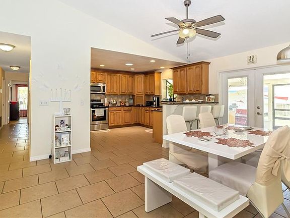 3rd image of 2720 Pineridge Cir