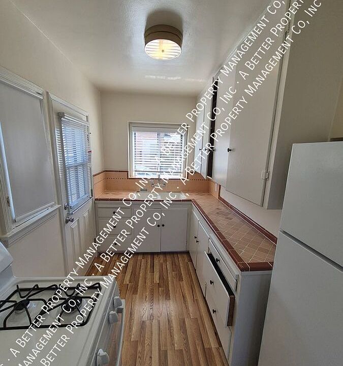 1st image of 28 W 53rd St