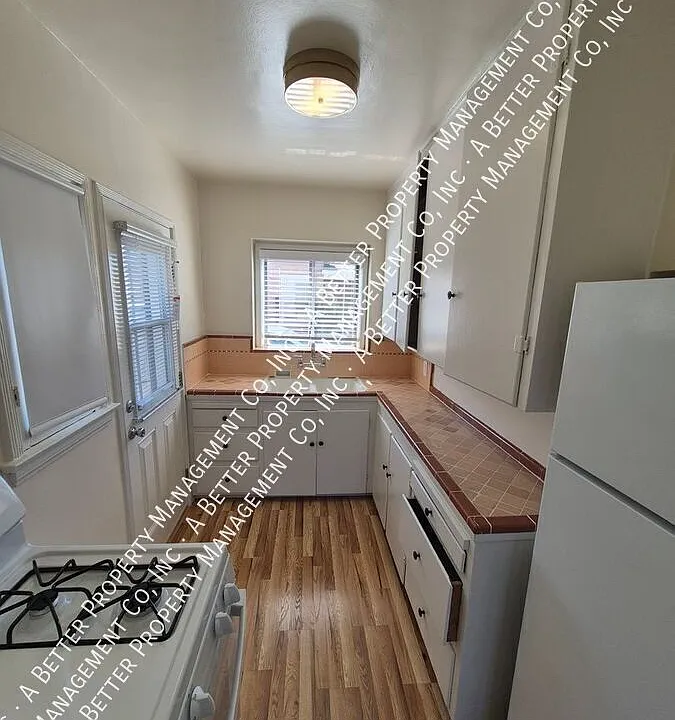 28 W 53rd St