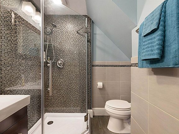 5th image of 144 3rd St